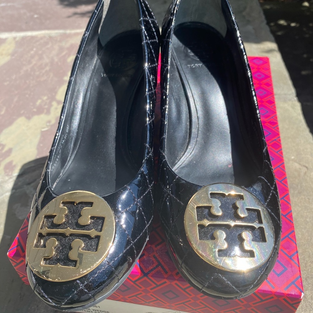 Tory Burch Quinn Quilted Wedge -size 9 black